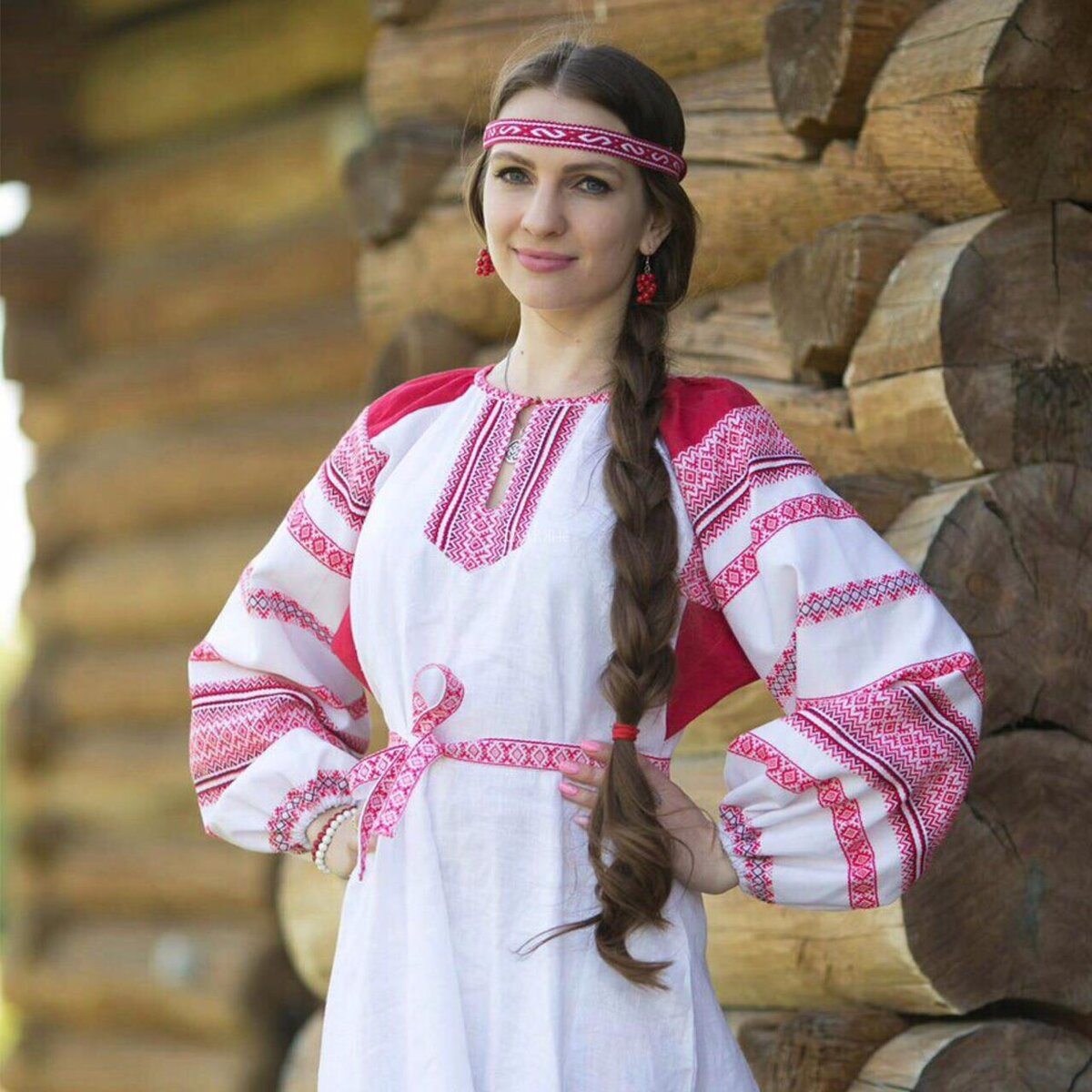 Girls in Slavic costumes brings the glow — live moments in Liaoyang